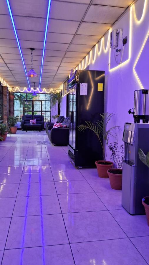 Hotel Kamelot Parque Central Quetzaltenango Exterior photo