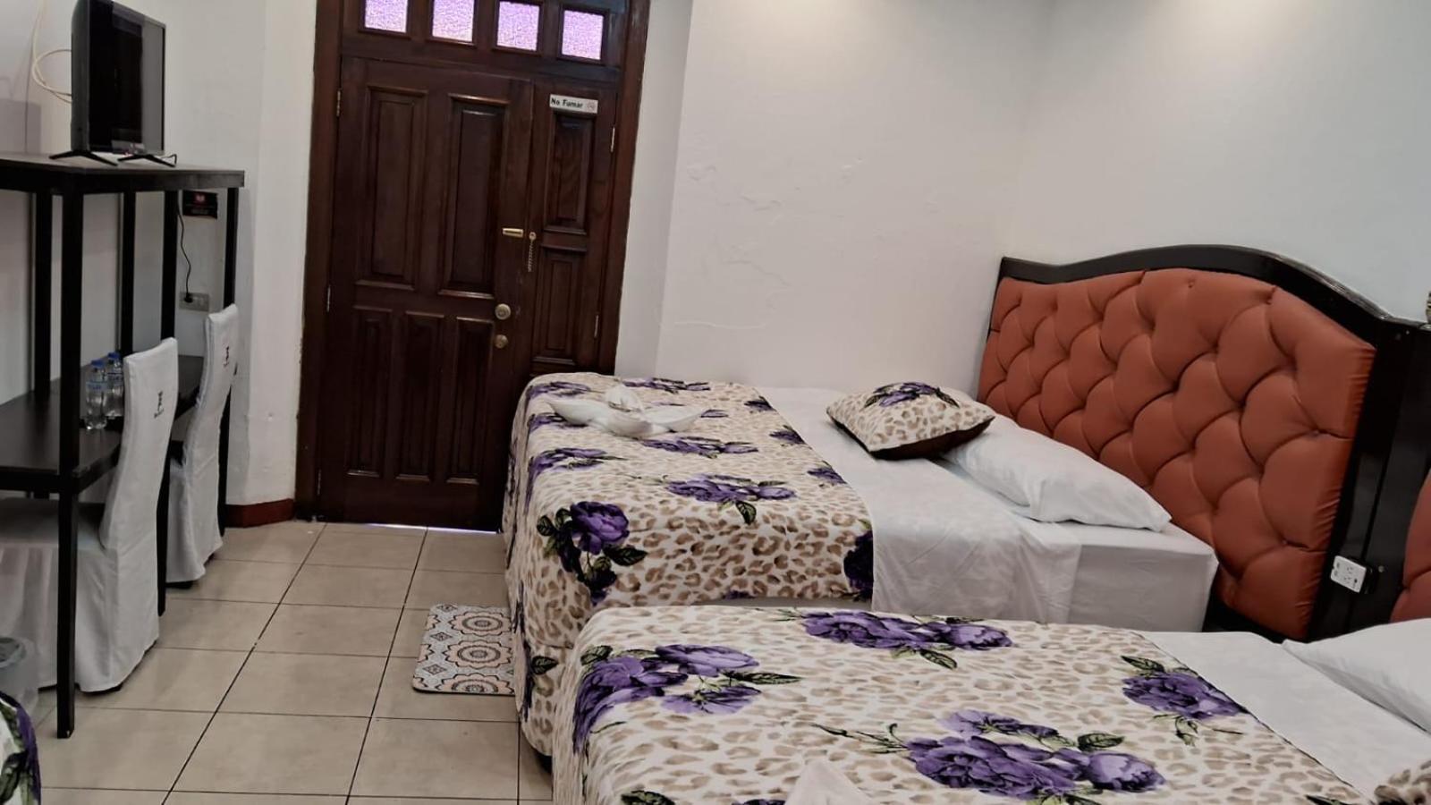 Hotel Kamelot Parque Central Quetzaltenango Exterior photo