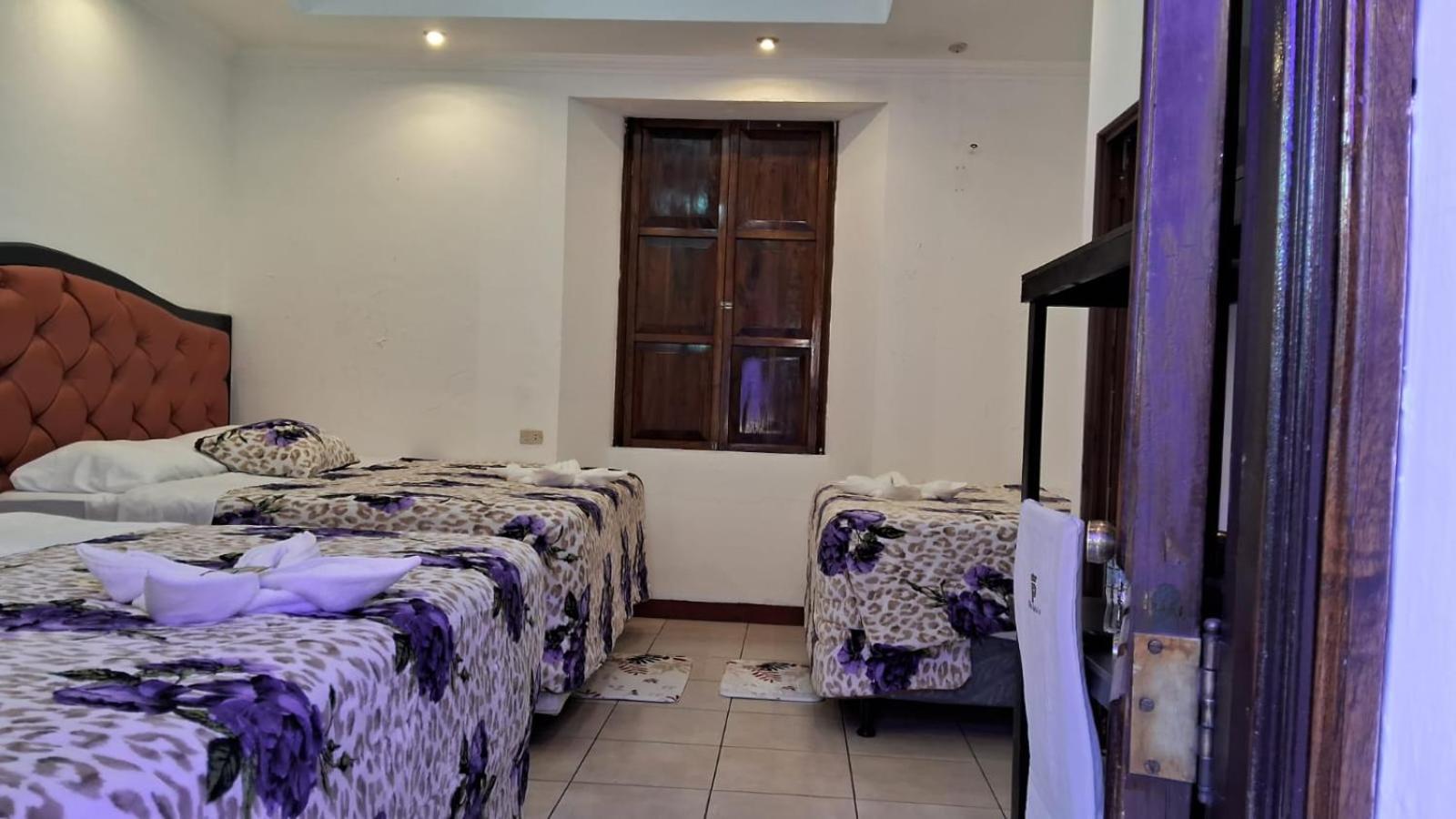 Hotel Kamelot Parque Central Quetzaltenango Exterior photo