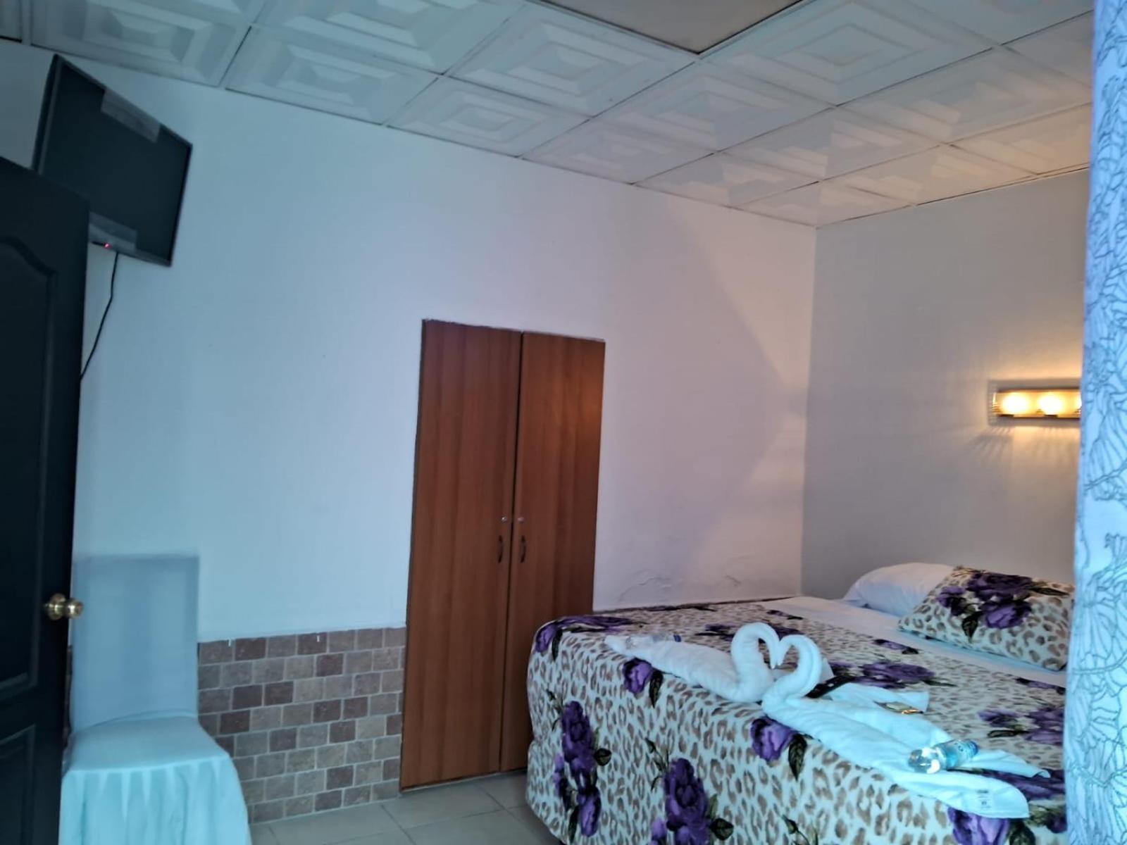 Hotel Kamelot Parque Central Quetzaltenango Exterior photo